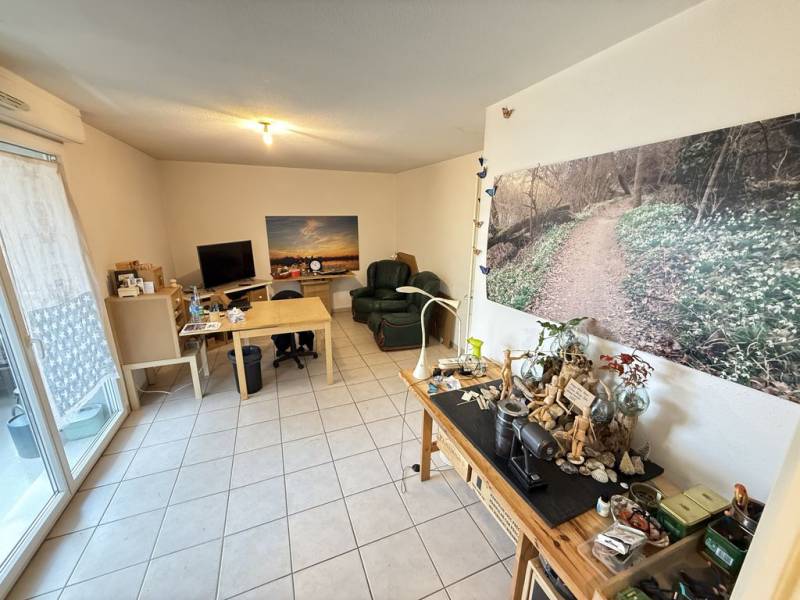 Salon ouvert et lumineux 