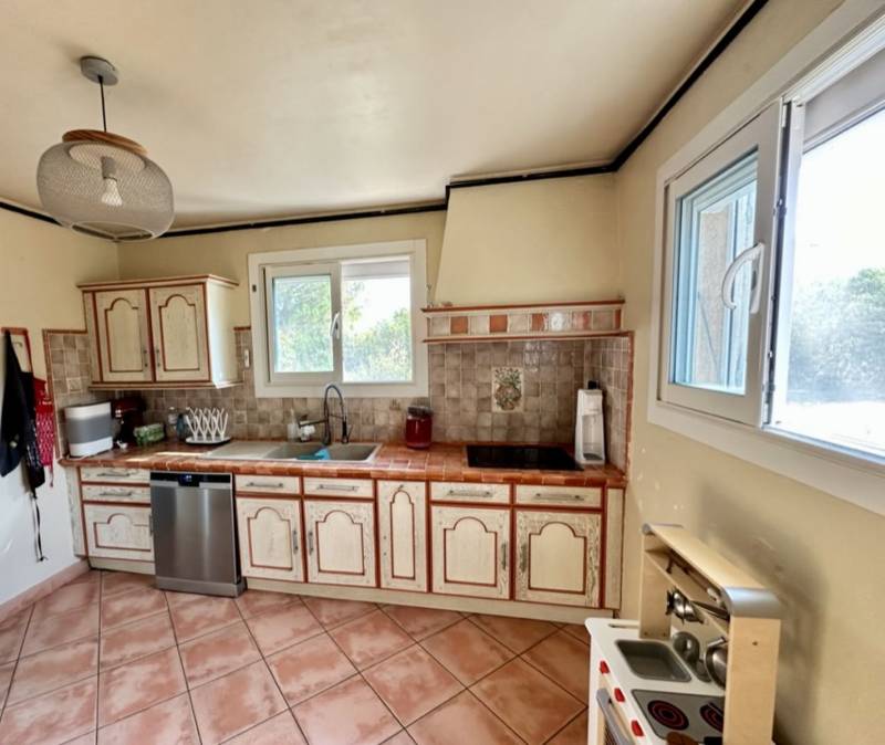 Espace avec cuisine équipée 