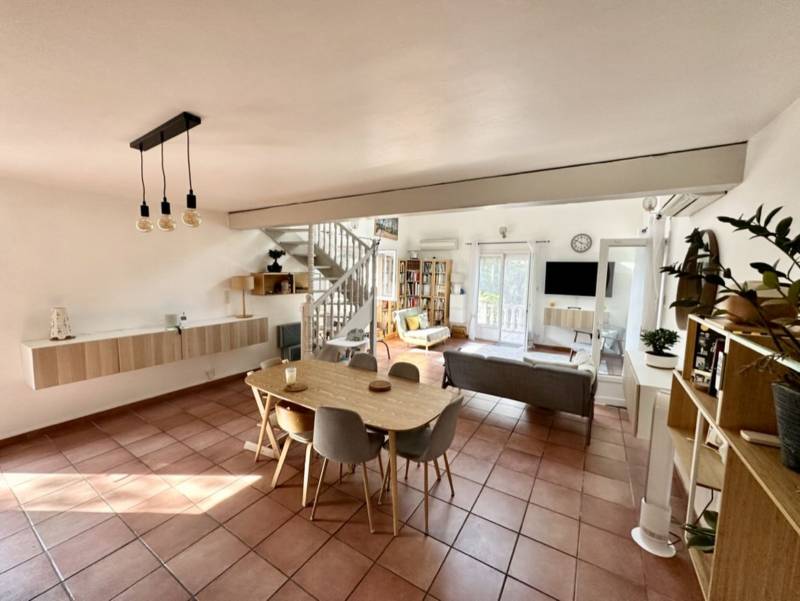 Salon ouvert et lumineux 