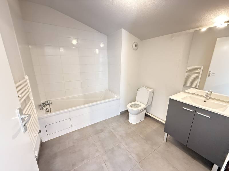 salle de bain avec WC 