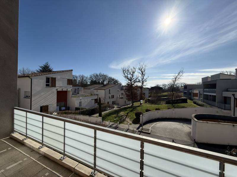 Balcon avec vue sur la rue 