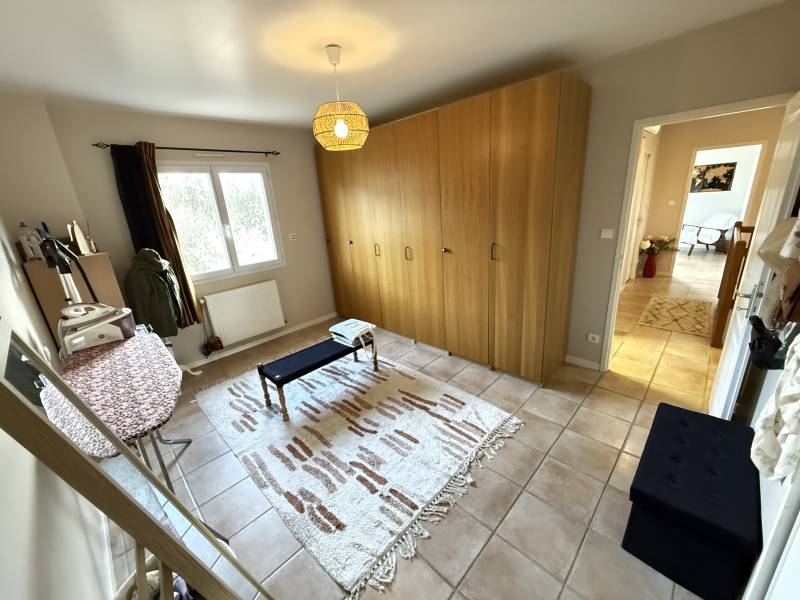 Pièce lumineuse avec placard 