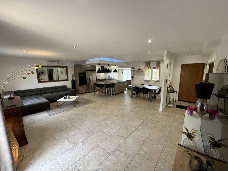 Espace salon, salle à manger et cuisine 