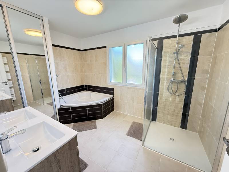  GRANDE SALLE DE BAINS