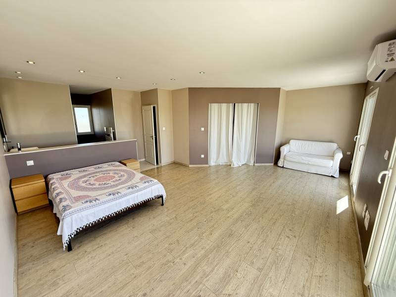 CHAMBRE PARENTALE AVEC DRESSING ET SALLE D'EAU