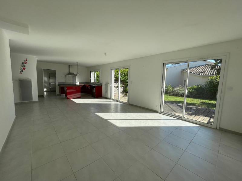 Pièce de vie lumineuse accès terrasse sud