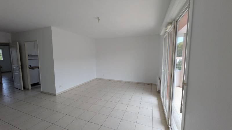 Leguevin Appartement traversant T3  au deuxième et dernier étage Ouest Toulouse Haute Garonne Occitanie