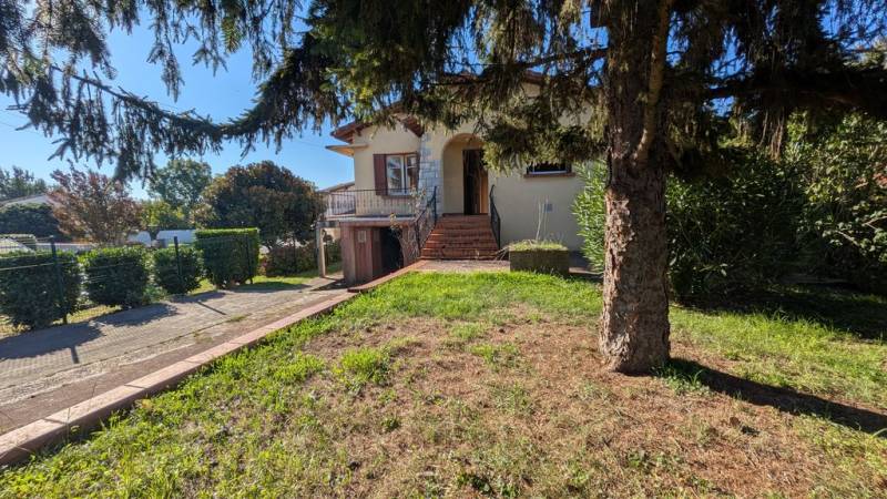 maison sur sous sol complet avec piscine à rénover