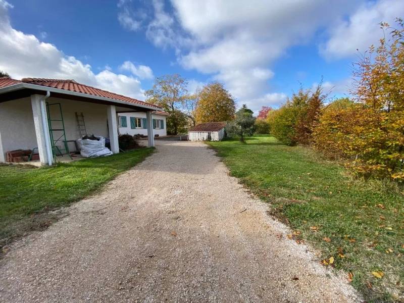 Maison de plain pied avec beaux volumes et terrain immense