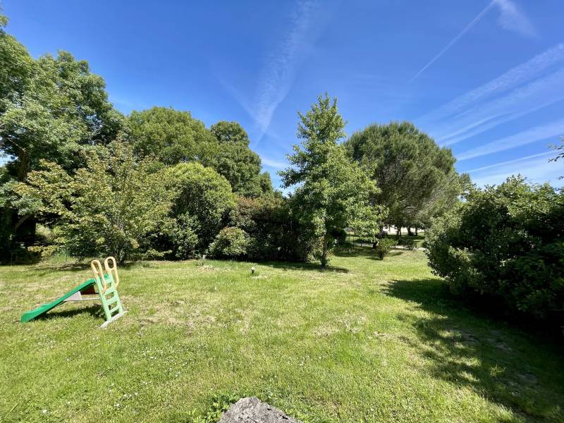 Coquette maison de plain pied grand terrain au calme absolu