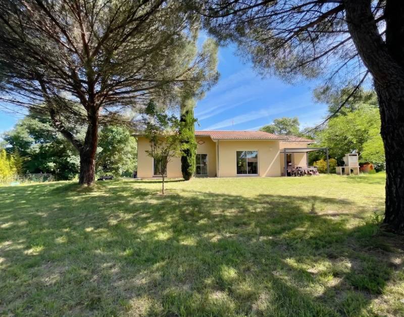 Coquette maison de plain pied grand terrain au calme absolu
