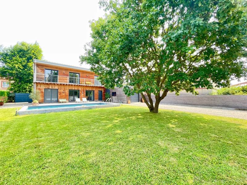Contemporaine, beaux volumes et calme assuré