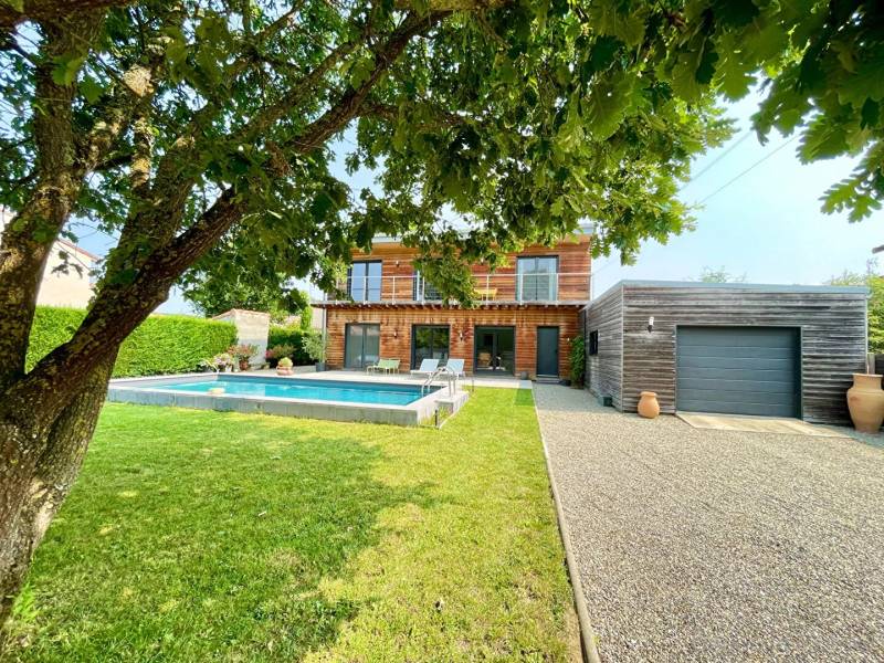 Contemporaine, beaux volumes et calme assuré