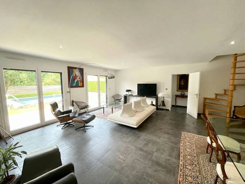 Contemporaine, beaux volumes et calme assuré