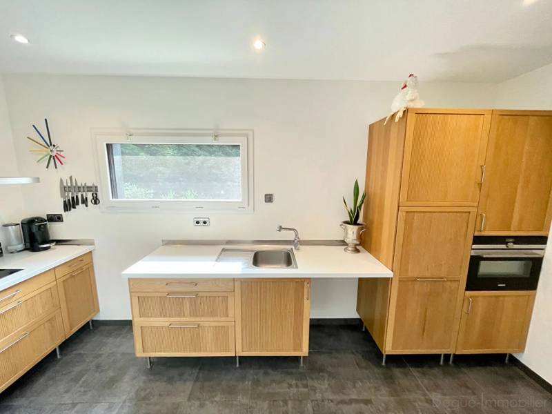 Contemporaine, beaux volumes et calme assuré