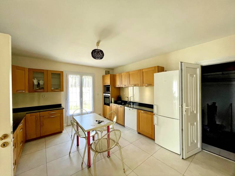 Pibrac hyper centre maison familiale idéalement située  sur belle parcelle arborée piscine et spa