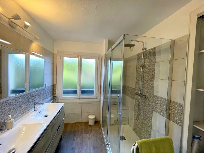 Pibrac hyper centre maison familiale idéalement située  sur belle parcelle arborée piscine et spa