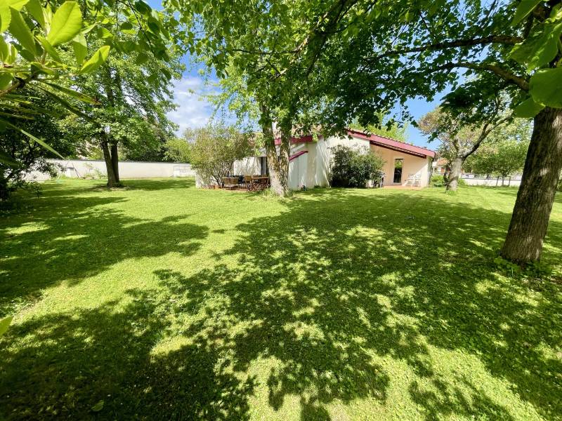Exclusivite emplacement de choix maison d'architecte T5 Pibrac centre sur beau jardin de 1500 m² sans vis à vis.