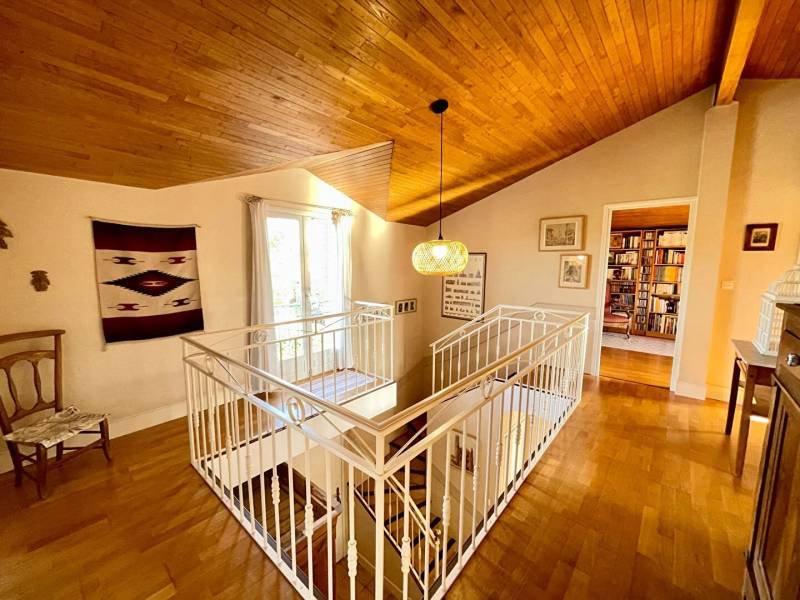 Montaigut sur Save proche Blagnac Belle maison avec du cachet, des volumes et un superbe jardin avec piscine