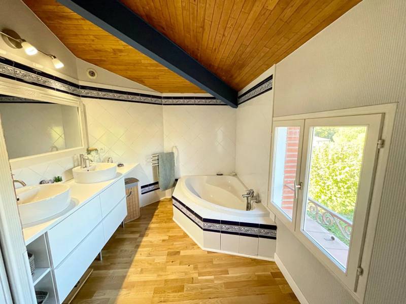 Montaigut sur Save proche Blagnac Belle maison avec du cachet, des volumes et un superbe jardin avec piscine