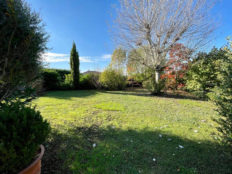 Belle maison avec du cachet, des volumes et un superbe jardin avec piscine