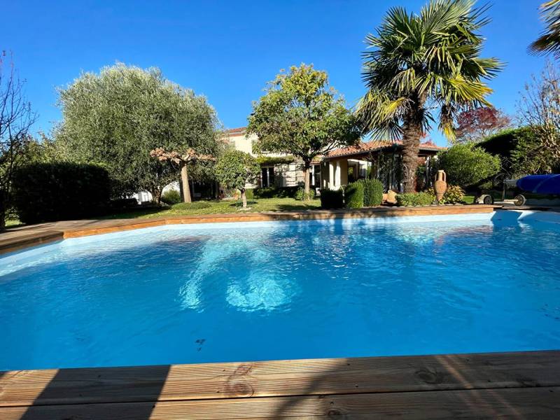 Belle maison avec du cachet, des volumes et un superbe jardin avec piscine
