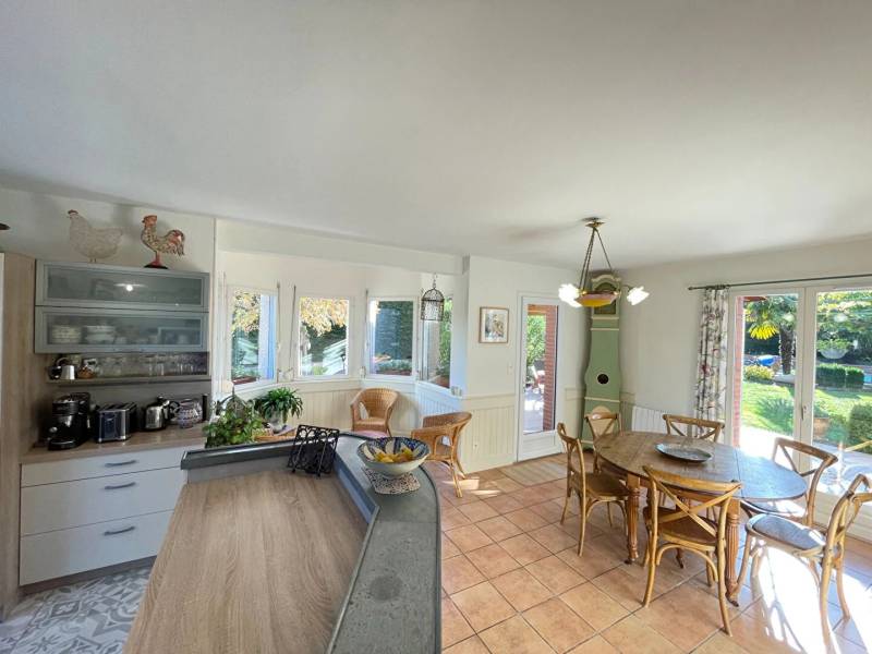 Belle maison avec du cachet, des volumes et un superbe jardin avec piscine