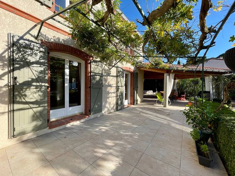 Belle maison avec du cachet, des volumes et un superbe jardin avec piscine