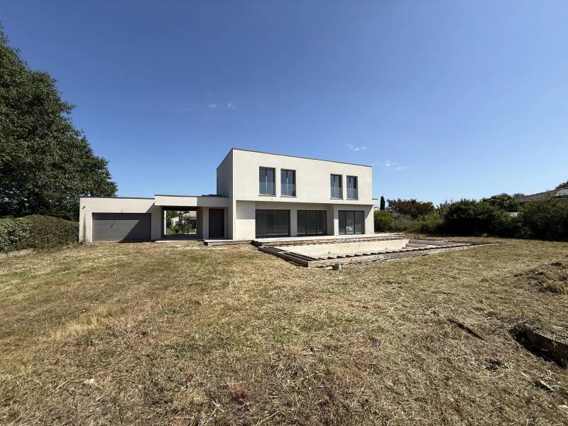 Brax proche Pibrac Maison Contemporaine à terminer  sur parcelle de  1400 m² avec piscine
