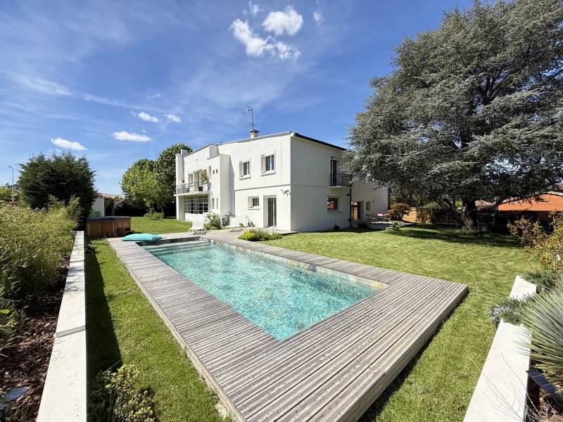 Brax proche Pibrac Maison Contemporaine lumineuse avec piscine sur  un terrain de