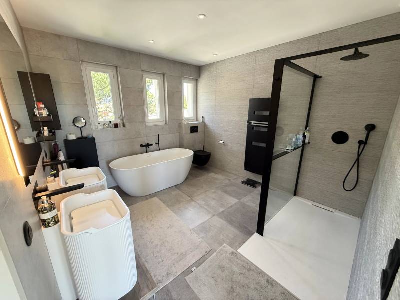 Brax proche Pibrac Maison Contemporaine lumineuse avec piscine sur  un terrain de