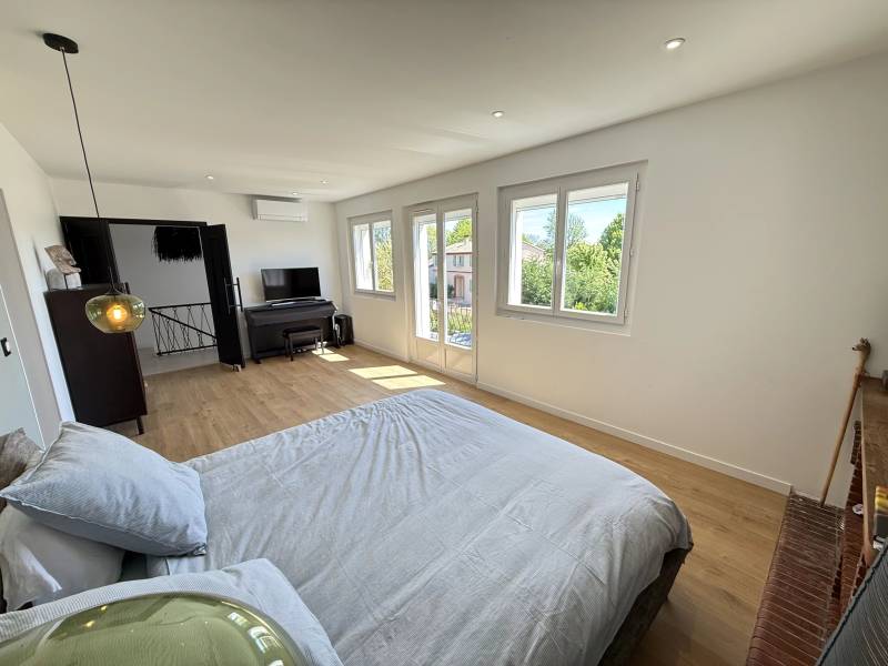 Brax proche Pibrac Maison Contemporaine lumineuse avec piscine sur  un terrain de