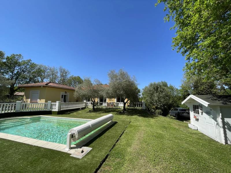 piscine et sa cuisine d'été aménagée