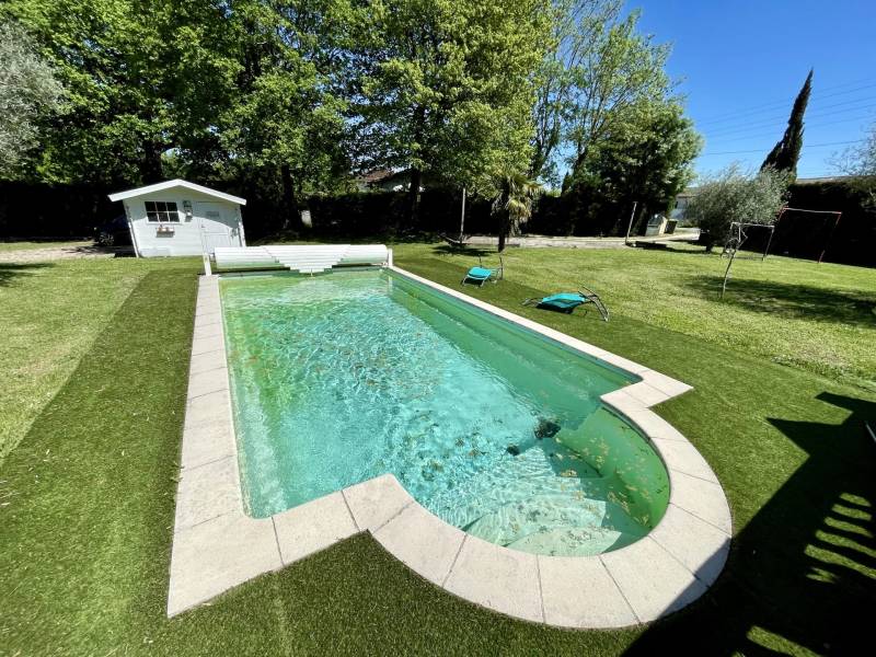 piscine sur 2400 m² de terrain au calme