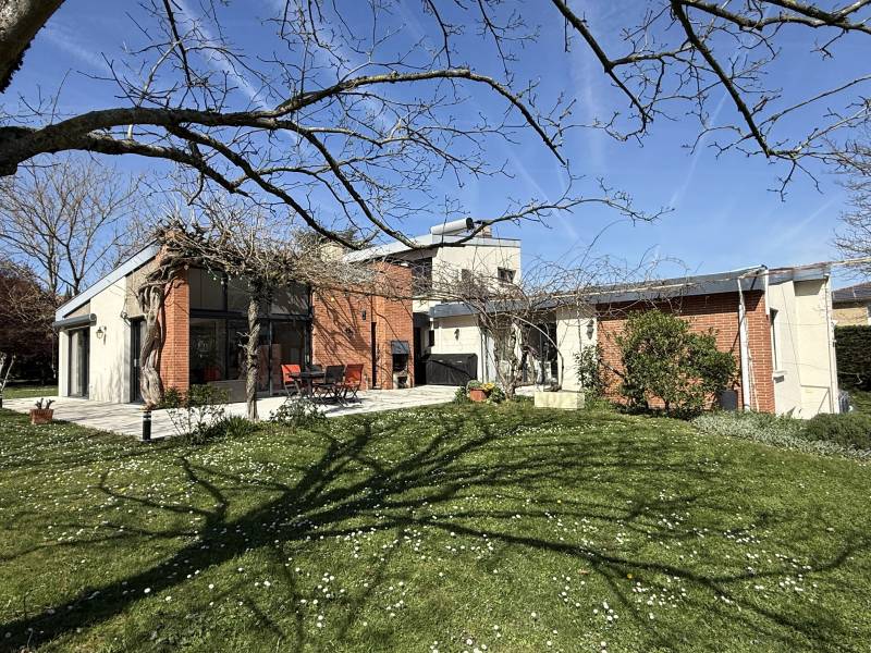 Exclusivité Colomiers quartier Garroussal  belle maison d'architecte implantée sur parcelle de 3200 m² avec piscine