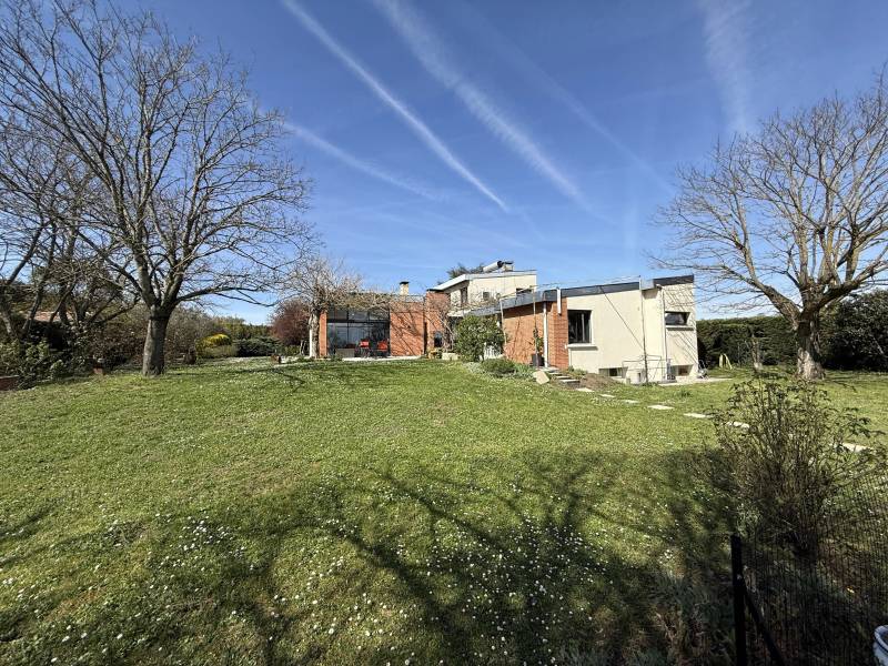 Exclusivité Colomiers quartier Garroussal  belle maison d'architecte implantée sur parcelle de 3200 m² avec piscine