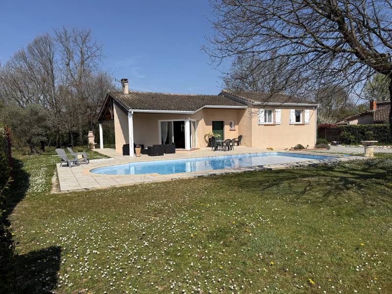Brax proche Pibrac belle maison de plain pied sur magnifique jardin arboré de plus de 1700 m² avec piscine