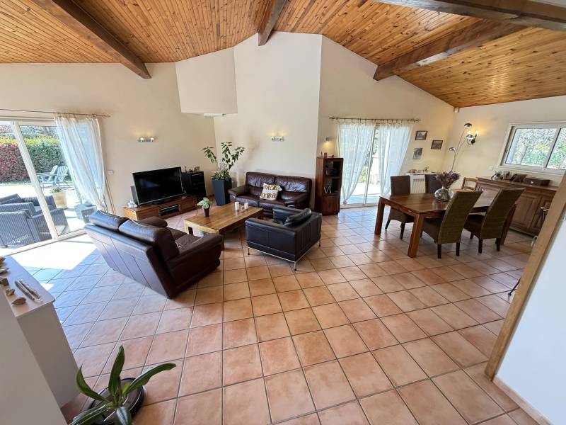 Brax proche Pibrac belle maison de plain pied sur magnifique jardin arboré de plus de 1700 m² avec piscine