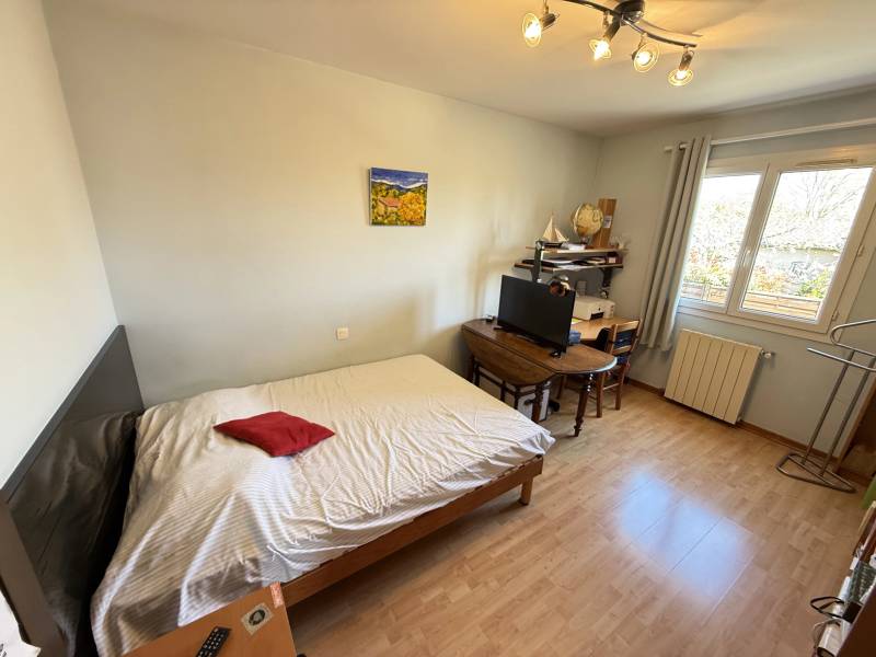 Brax proche Pibrac belle maison de plain pied sur magnifique jardin arboré de plus de 1700 m² avec piscine