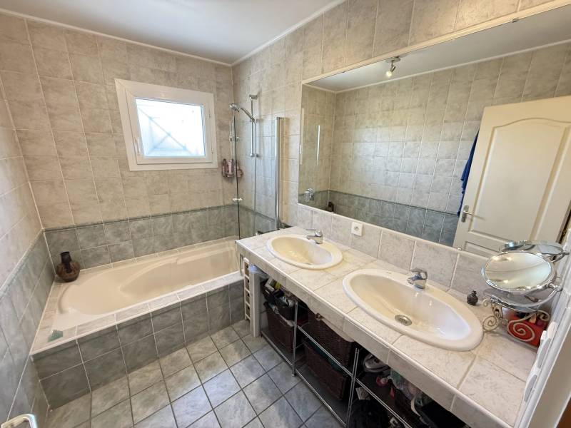 Brax proche Pibrac belle maison de plain pied sur magnifique jardin arboré de plus de 1700 m² avec piscine