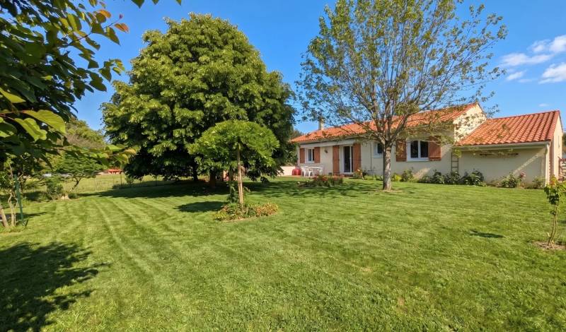 Brax Maison de plain pied sur terrain arboré clos de 1500 m²