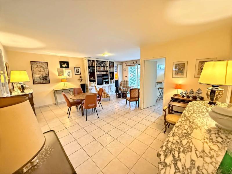 vaste pièce de vie 32 m² sur balcon