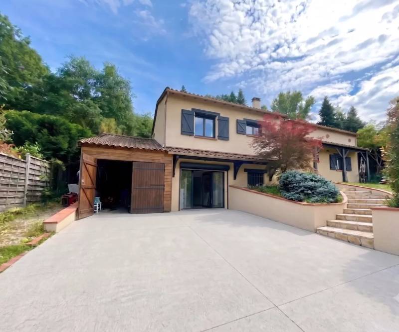 Pibrac Belle maison familiale sur parcelle verdoyante  de 900 m² avec piscine dans un quartier recherché de la commune.