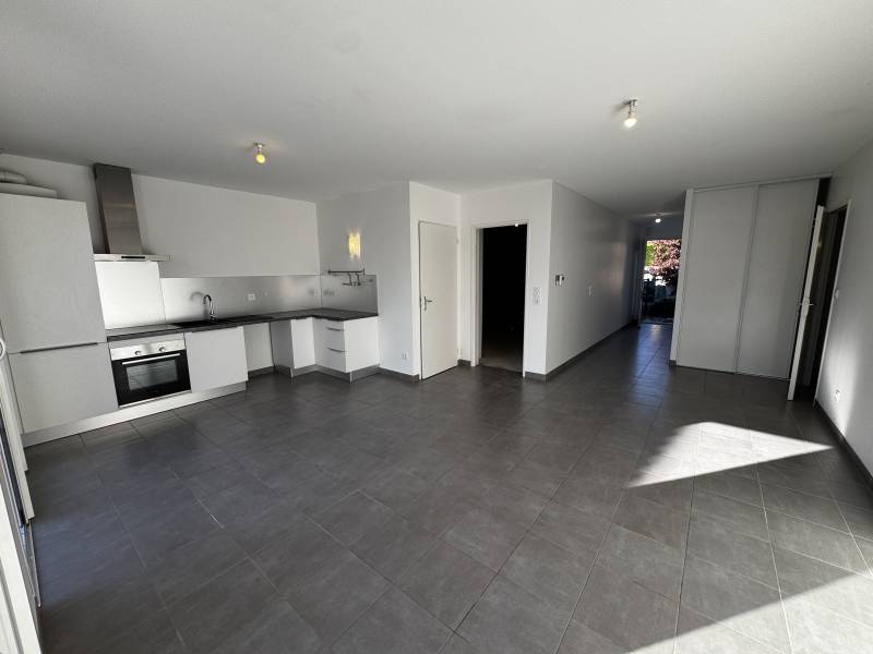 Vaste salon avec cuisine équipée 