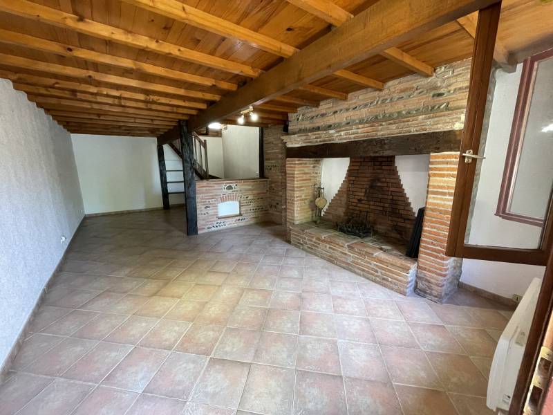  séjour  de 31 m² environ orné d'une magnifique cheminée briques et galets