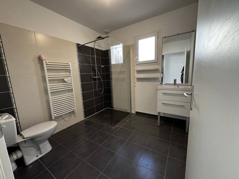 Salle de bain avec son WC 