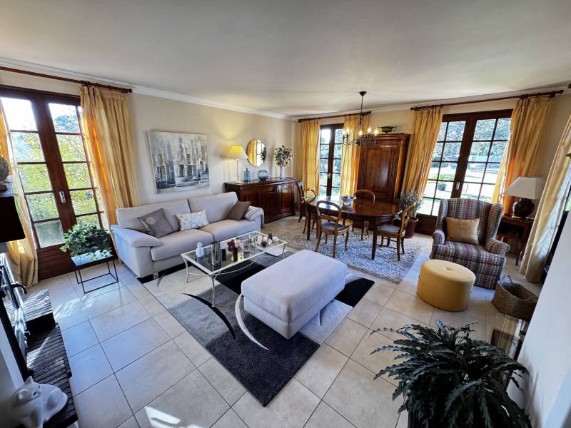 Vaste salon très lumineux et équipé 