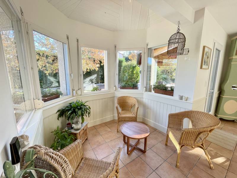 Petit coin cosy lumineux avec vue sur le jardin 