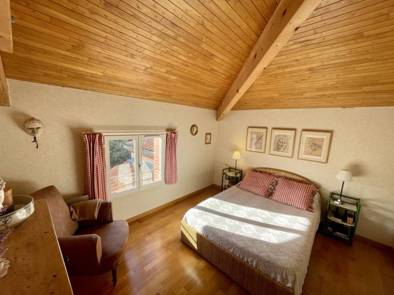 Belle maison avec du cachet, des volumes et un superbe jardin avec piscine