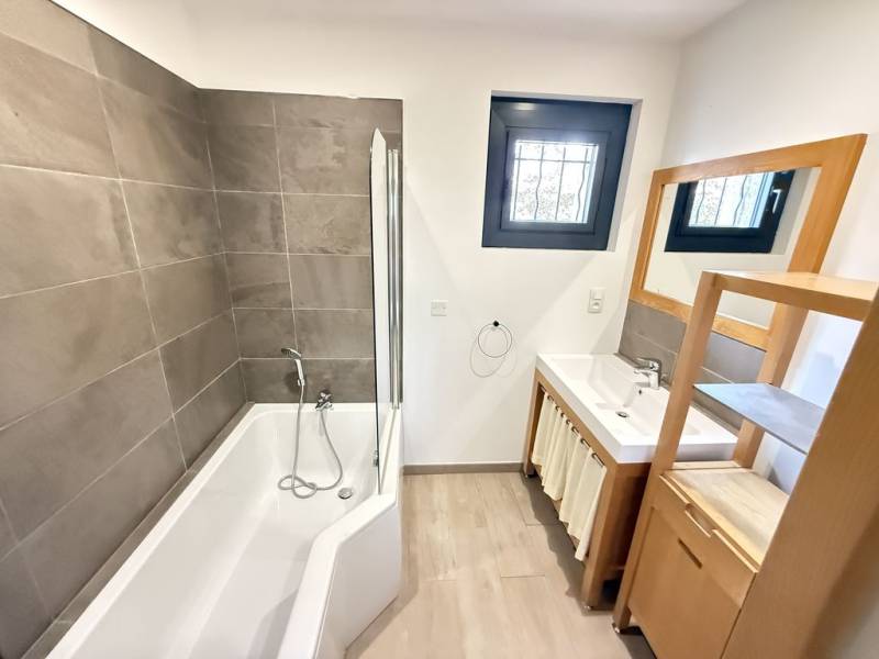 Brax maison de plain pied d'environ 115m² sur 700 m² de terrain proche commerces écoles et gare